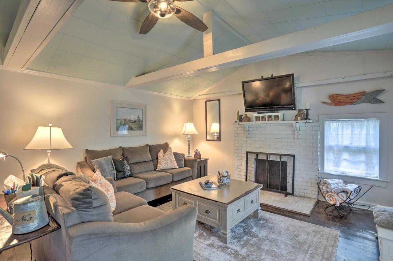 Coastal, Walkable Home In Historic Southport! Extérieur photo